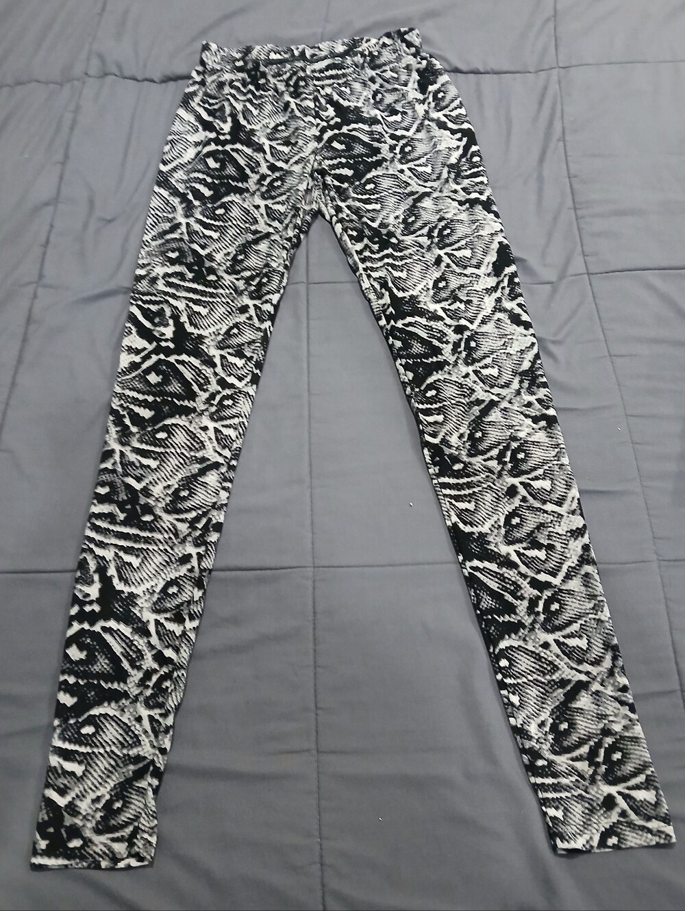 Steve Madden Women's Black & White Snake Print Leggings. Small.